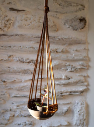 Suspension grès noir et osier brut